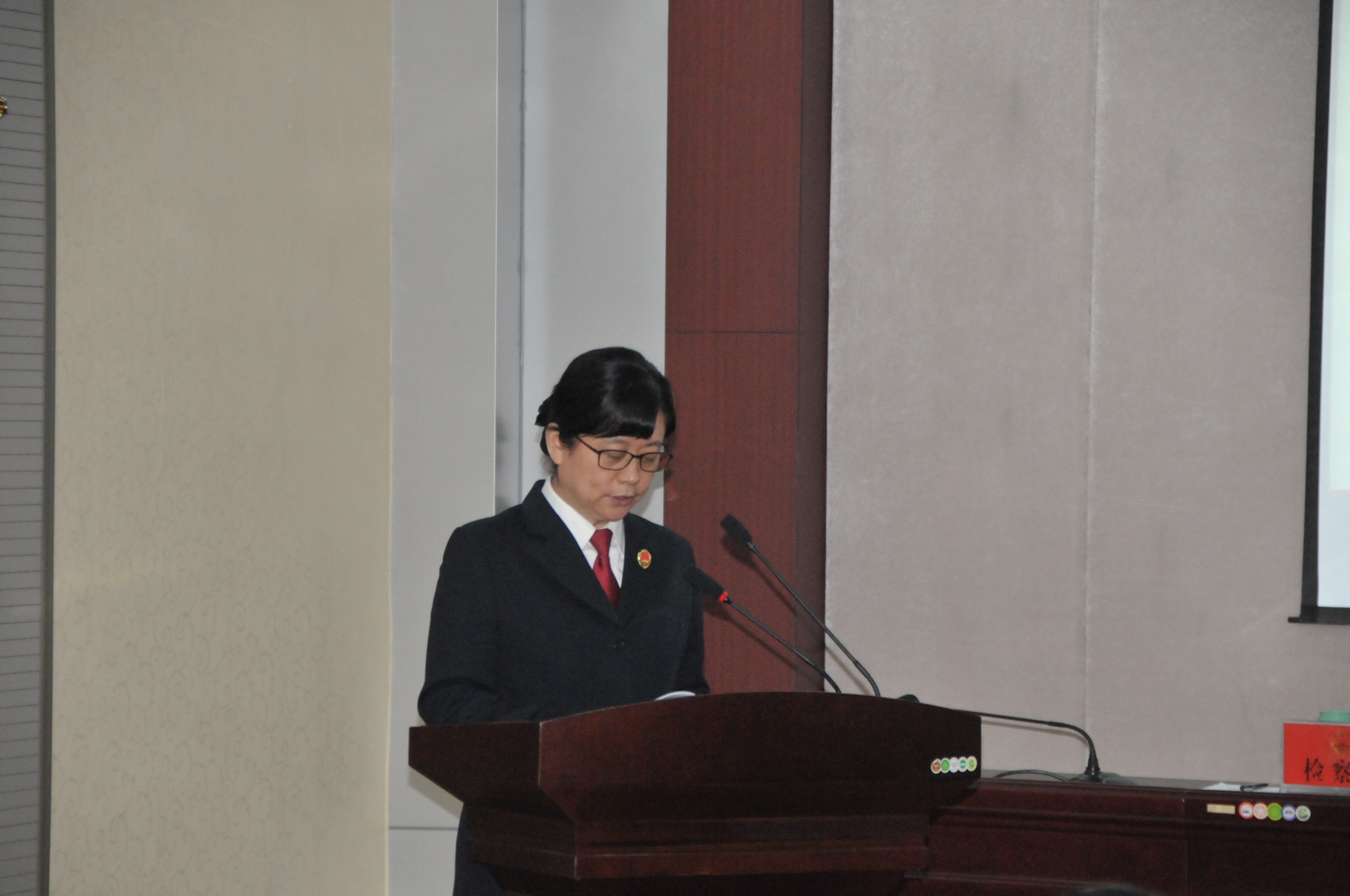 淮阴区检察院党组书记,检察长周飞向该区人大常委会作